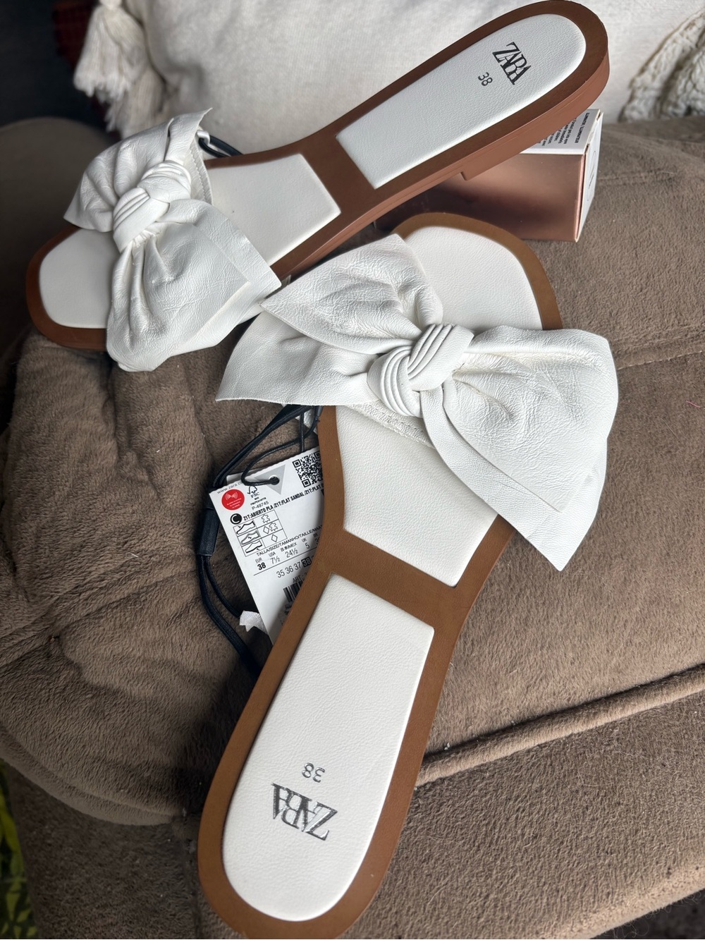 Zara White Bow Slide Sandals with Tan Trim - Picture 3 of 4